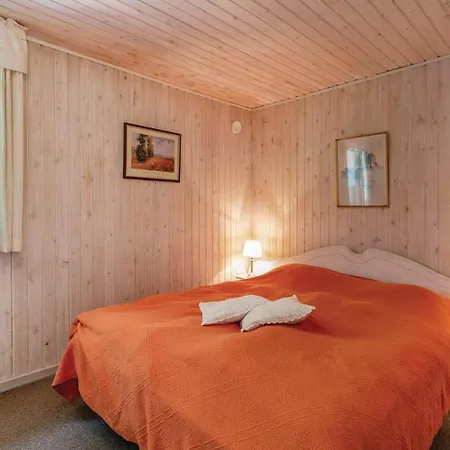 Three-bedroom Holiday In * Neksø